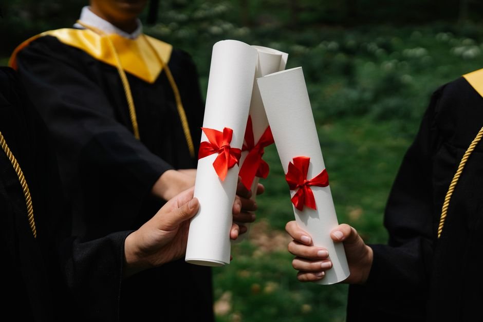 Why the Cat-on-Shoulder Graduation Moment is a Masterclass in Viral Content Marketing